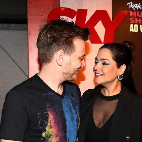 Thais Fersoza e Michel Teló prestigiaram camarote de operadora de TV