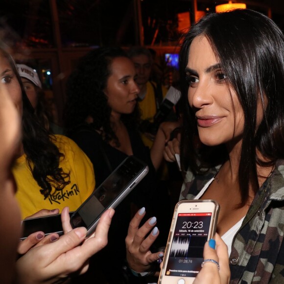 Cleo Pires circulou pela área Vip do festival