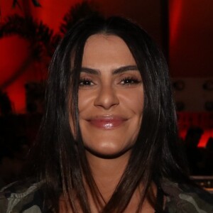 Cleo Pires escolheu um look larguinho para ir ao festival e justificou ao Purepeople: 'Engordei horrores'