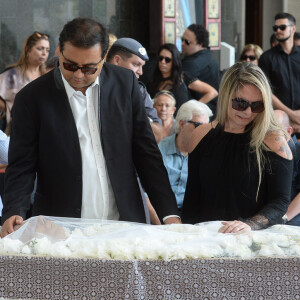 Luciana Lacerda, namorada de Marcelo Rezende, não consegue conter as lágrimas no velório do jornalista