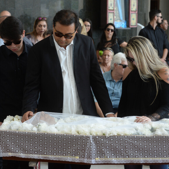 Geraldo Luis prestou sua última homenagem ao amigo, Marcelo Rezende, na companhia de Luciana Lacerda