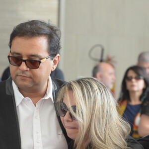 Geraldo Luis vai a velório de Marcelo Rezende com Luciana Lacerda, namorada do jornalista, e com seu filho