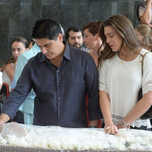 Cesar Filho e a mulher, Elaine Mickelly, foram ao velório de Marcelo Rezende