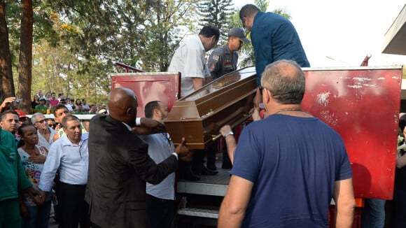 Corpo de Marcelo Rezende é sepultado em SP em cerimônia restrita a familiares