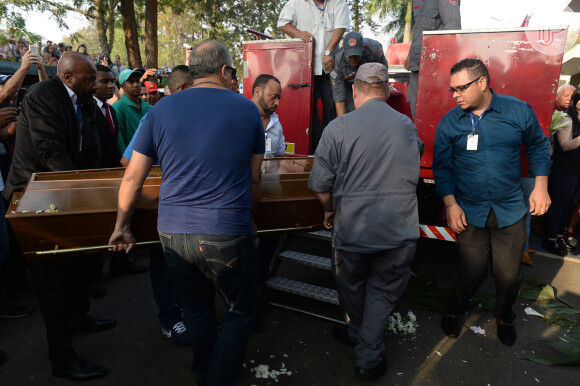 O corpo de Marcelo Rezende chegou em um carro de bombeiros
