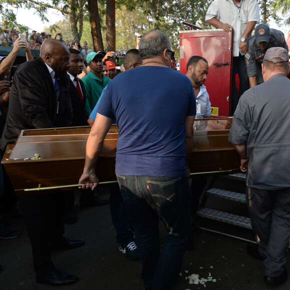 O corpo de Marcelo Rezende chegou em um carro de bombeiros