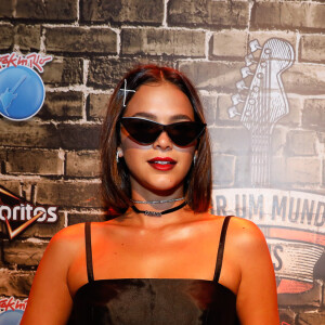 Bruna Marquezine estava com um look inspirado em 'Jovens Bruxas' no Rock in Rio