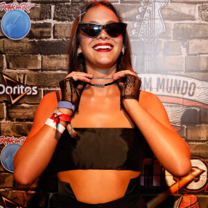 Bruna Marquezine dispensou a cantada do modelo Lucas Viana no Rock in Rio