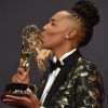 Lena Waithe beija troféu após levar seu primeiro Emmy