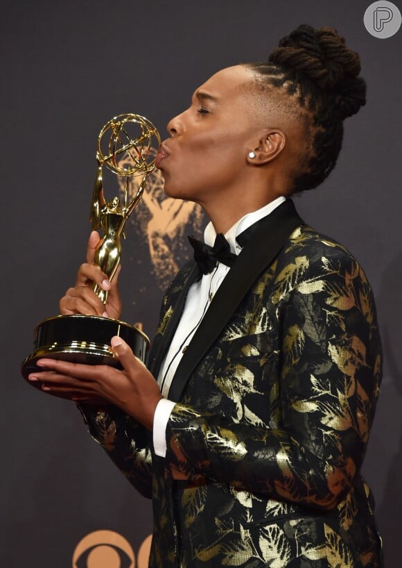 Lena Waithe beija troféu após levar seu primeiro Emmy