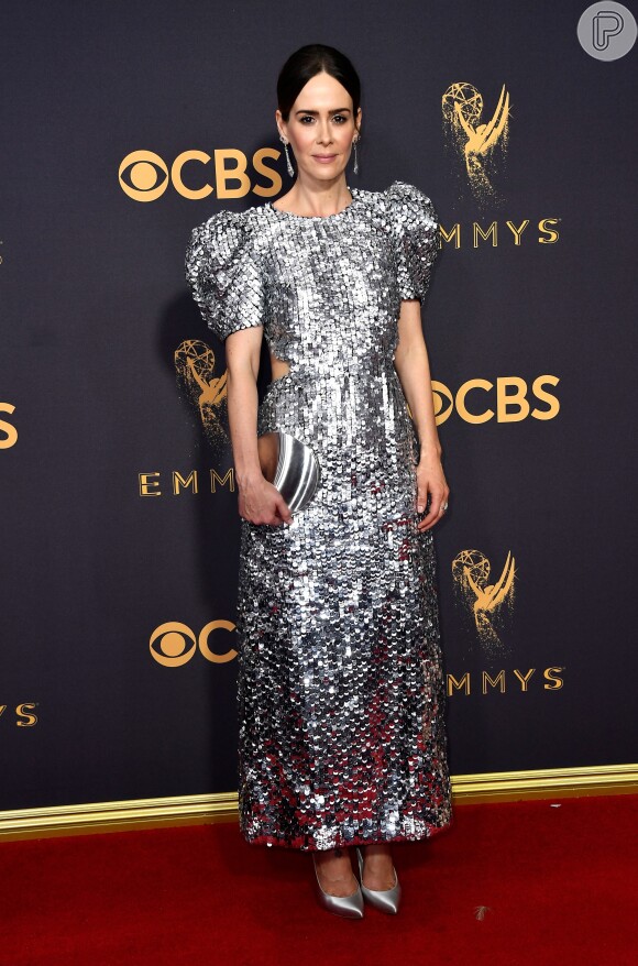 Sarah Paulson investiu no brilho com um vestido Carolina Herrera coleção primavera 2018, com recortes laterais, para a 69ª edição do Emmy Awards, realizada em Los Angeles, na Califórnia, neste domingo, 17 de setembro de 2017