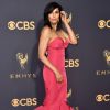 Padma Lakshmi caprichou no volume da cauda do vestido Christian Siriano na 69ª edição do Emmy Awards, realizada em Los Angeles, na Califórnia, neste domingo, 17 de setembro de 2017