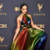 Tessa Thompson também atraiu olhares com um longo Rosie Assoulin plissado e multicolorido na 69ª edição do Emmy Awards, realizada em Los Angeles, na Califórnia, neste domingo, 17 de setembro de 2017