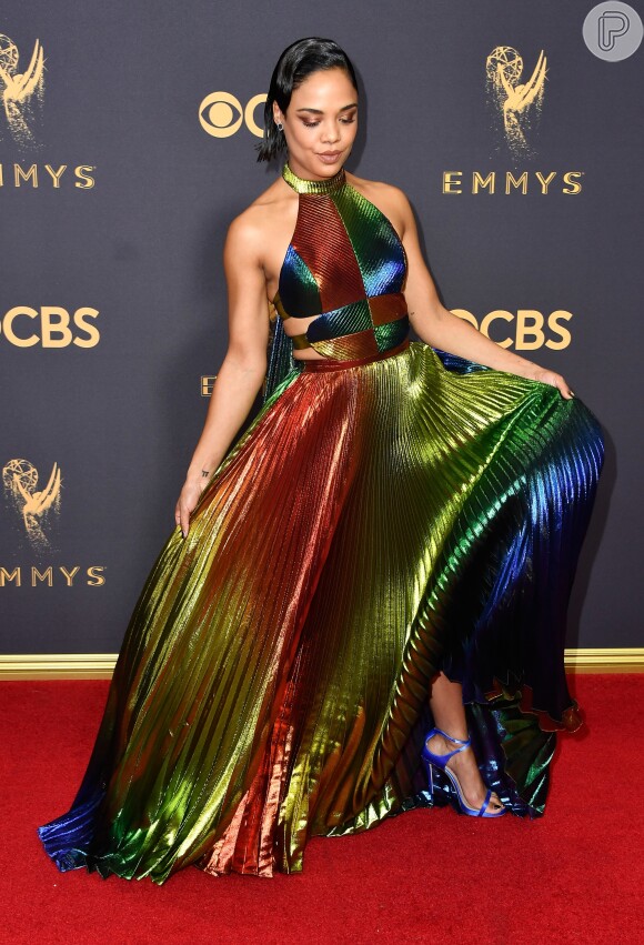 Tessa Thompson também atraiu olhares com um longo Rosie Assoulin plissado e multicolorido na 69ª edição do Emmy Awards, realizada em Los Angeles, na Califórnia, neste domingo, 17 de setembro de 2017