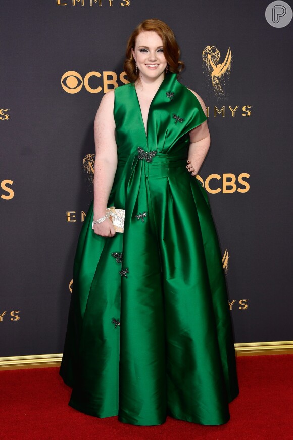 Shannon Purser também optou pelo verde com um longo Sachin & Babi na 69ª edição do Emmy Awards, realizada em Los Angeles, na Califórnia, neste domingo, 17 de setembro de 2017