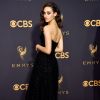 Emmy Rossum combinou o tomara-que-caia com aplicações brilhosas com joias verdes na 69ª edição do Emmy Awards, realizada em Los Angeles, na Califórnia, neste domingo, 17 de setembro de 2017