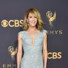 Felicity Huffman elegeu um longo Tony Ward com cauda para a 69ª edição do Emmy Awards, realizada em Los Angeles, na Califórnia, neste domingo, 17 de setembro de 2017