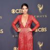 Gina Rodriguez vestiu Naeem Khan na 69ª edição do Emmy Awards, realizada em Los Angeles, na Califórnia, neste domingo, 17 de setembro de 2017