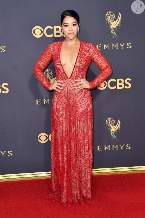 Gina Rodriguez vestiu Naeem Khan na 69ª edição do Emmy Awards, realizada em Los Angeles, na Califórnia, neste domingo, 17 de setembro de 2017