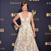 Allison Janney combinou bordados com transparência no longo Tony Ward para a 69ª edição do Emmy Awards, realizada em Los Angeles, na Califórnia, neste domingo, 17 de setembro de 2017