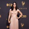 Shannon Woodward elegeu o nude com um vestido Maria Lucia Hohan para a 69ª edição do Emmy Awards, realizada em Los Angeles, na Califórnia, neste domingo, 17 de setembro de 2017