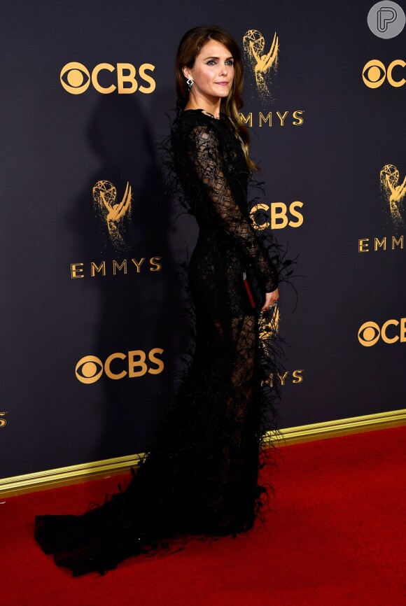 Keri Russell apostou em vestido J. Mendel com plumas e clutch Tyler Ellis para a 69ª edição do Emmy Awards, realizada em Los Angeles, na Califórnia, neste domingo, 17 de setembro de 2017