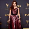 A atriz Debra Messing optou por um longo Romona Keveza com tecido brilhoso para a 69ª edição do Emmy Awards, realizada em Los Angeles, na Califórnia, neste domingo, 17 de setembro de 2017