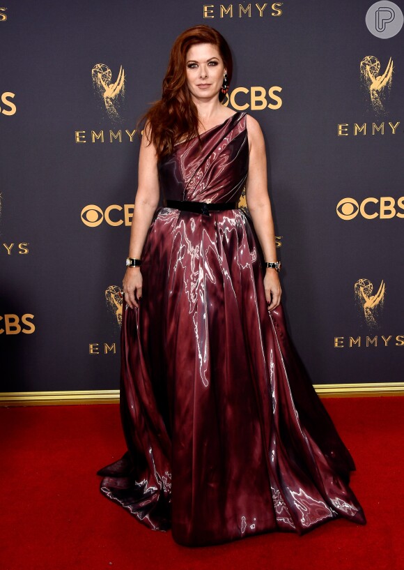 A atriz Debra Messing optou por um longo Romona Keveza com tecido brilhoso para a 69ª edição do Emmy Awards, realizada em Los Angeles, na Califórnia, neste domingo, 17 de setembro de 2017