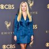 Reese Witherspoon elegeu um look curto Stella McCartney e sapatos Christian Louboutin de veludo para a 69ª edição do Emmy Awards, realizada em Los Angeles, na Califórnia, neste domingo, 17 de setembro de 2017
