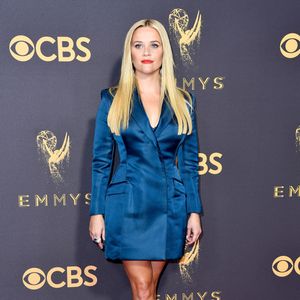 Reese Witherspoon elegeu um look curto Stella McCartney e sapatos Christian Louboutin de veludo para a 69ª edição do Emmy Awards, realizada em Los Angeles, na Califórnia, neste domingo, 17 de setembro de 2017