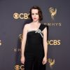 Claire Foy apostou em um macacão Oscar de la Renta para a 69ª edição do Emmy Awards, realizada em Los Angeles, na Califórnia, neste domingo, 17 de setembro de 2017