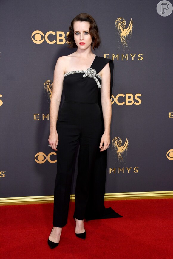 Claire Foy apostou em um macacão Oscar de la Renta para a 69ª edição do Emmy Awards, realizada em Los Angeles, na Califórnia, neste domingo, 17 de setembro de 2017