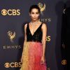 Zoe Kravitz chamou atenção ao investir em um longo Christian Dior com cauda colorida para a 69ª edição do Emmy Awards, realizada em Los Angeles, na Califórnia, neste domingo, 17 de setembro de 2017