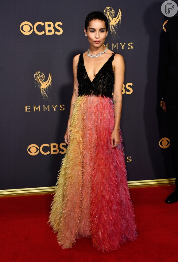 Zoe Kravitz chamou atenção ao investir em um longo Christian Dior com cauda colorida para a 69ª edição do Emmy Awards, realizada em Los Angeles, na Califórnia, neste domingo, 17 de setembro de 2017