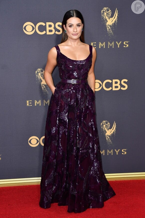 Lea Michele escolheu um longo Elie Saab coleção outono 2017, com aplicações brilhosas, para a 69ª edição do Emmy Awards, realizada em Los Angeles, na Califórnia, neste domingo, 17 de setembro de 2017