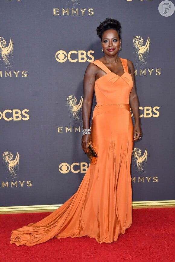 Viola Davis surgiu deslumbrante em um longo Zac Posen na 69ª edição do Emmy Awards, realizada em Los Angeles, na Califórnia, neste domingo, 17 de setembro de 2017