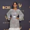 Tracee Ellis Ross usou um brilhoso vestido Chanel com barra de plumas na 69ª edição do Emmy Awards, realizada em Los Angeles, na Califórnia, neste domingo, 17 de setembro de 2017