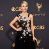 Julianne Hough foi destaque no tapete vermelho da 69ª edição do Emmy Awards com um delicado longo Marchesa, coleção primavera 2018