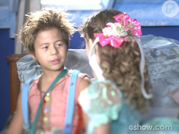 Pituca (Geytsa Garcia) pede que Juliana (Bruna Linzmeyer) aceite Serelepe (Tomás Sampaio) na escola, em 'Meu Pedacinho de Chão', em 5 de maio de 2014