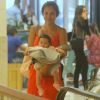 Yanna Lavigne foi fotografada passeando com a filha, Madalena, em um shopping carioca