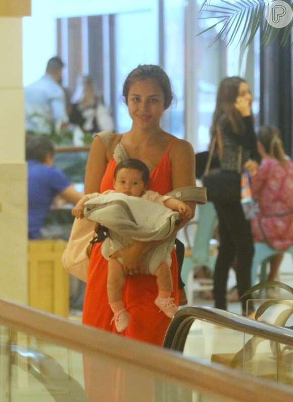 Yanna Lavigne foi fotografada passeando com a filha, Madalena, em um shopping carioca