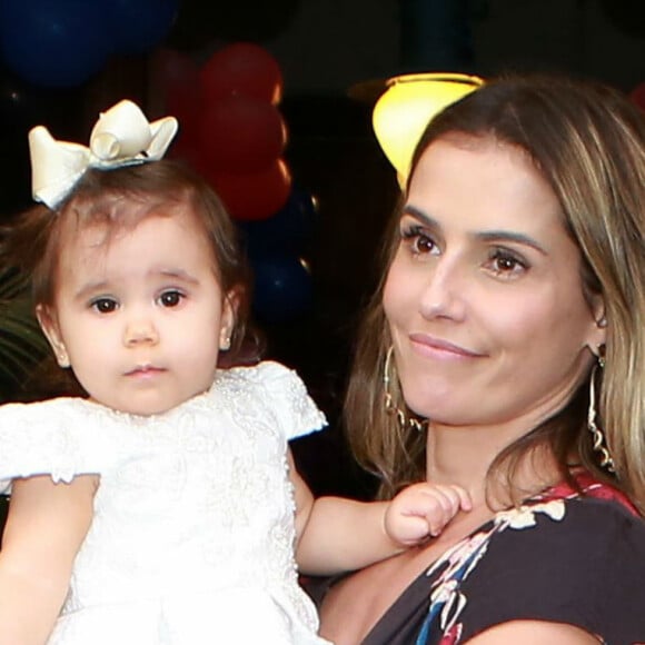 'Tento amenizar a distância com o celular, fazendo vídeos', disse Deborah Secco, mãe da pequena Maria Flor