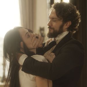 Thomas (Gabriel Braga Nunes) sequestra Anna (Isabelle Drummond) e a faz de refém, na novela 'Novo Mundo'