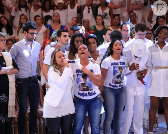 Cantora gospel Bruna Karla canta no programa 'Esquenta!' ao lado de Fátima Silva, mãe do dançarino Douglas Silva, o DG, encontrado morto aos 26 anos em uma creche na comunidade Pavão-Pavãozinho, em Copacabana, Zona Sul do Rio de Janeiro