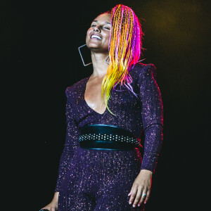 Alicia Keys abriu mão da maquiagem e usou tranças coloridas no Rock in Rio