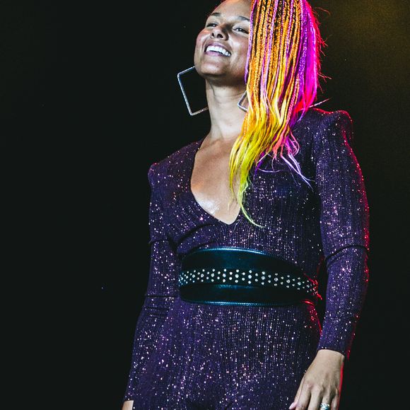 Alicia Keys abriu mão da maquiagem e usou tranças coloridas no Rock in Rio