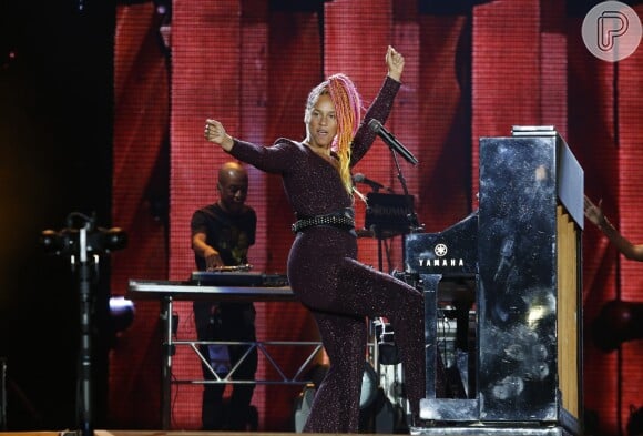 Alicia Keys cantou alguns de seus sucessos como 'Fallin'', 'Girl On Fire', 'No One','If I ain't got you' e 'Empire State of Mind' 