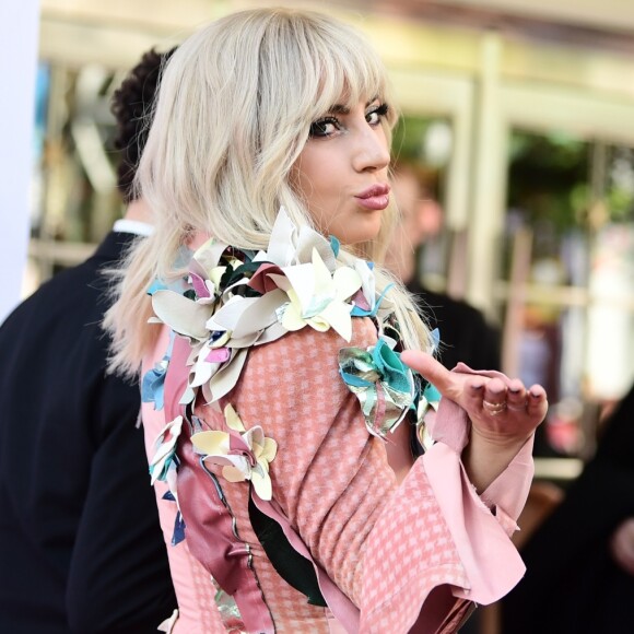 Lady Gaga ficou triste com os ataques sofridos na web: 'Estou decepcionada em ver pessoas online sugerindo que estou sendo dramática, inventando isto ou me fazendo de vítima para não ter que fazer a turnê'