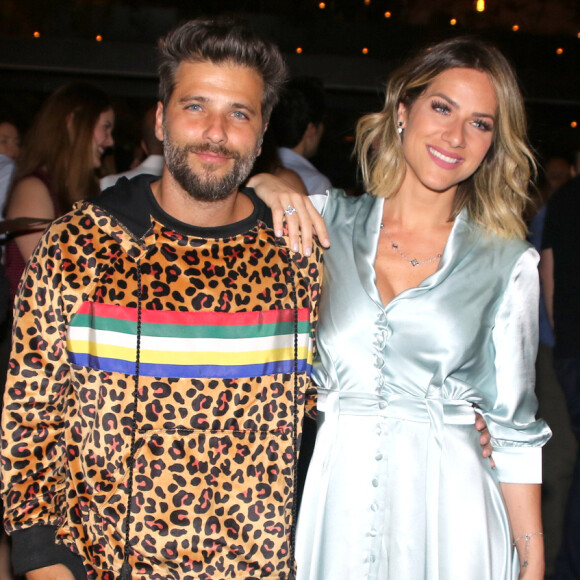 'Sr. juiz, amor não é doença e quem precisa de tratamento é o Sr. O próprio conselho de psicologia repudiou essa medida', disparou Bruno Gagliasso na web