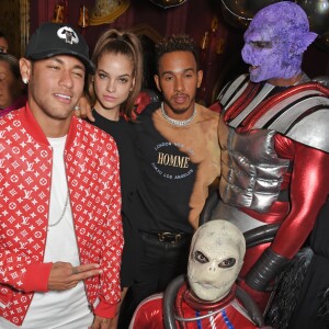 Neymar foi à festa acompanhado da modelo húngara Barbara Palvin e do piloto Lewis Hamilton